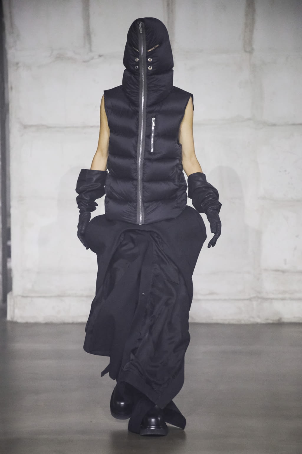 Fashion Week Paris Fall/Winter 2022 look 6 de la collection Rick Owens menswear