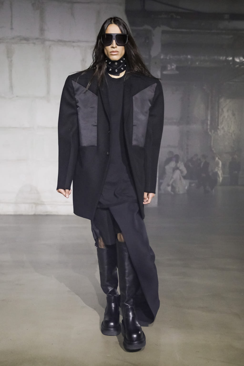 Fashion Week Paris Fall/Winter 2022 look 8 from the Rick Owens collection menswear