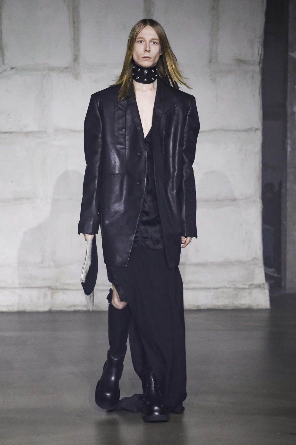 Fashion Week Paris Fall/Winter 2022 look 9 from the Rick Owens collection menswear