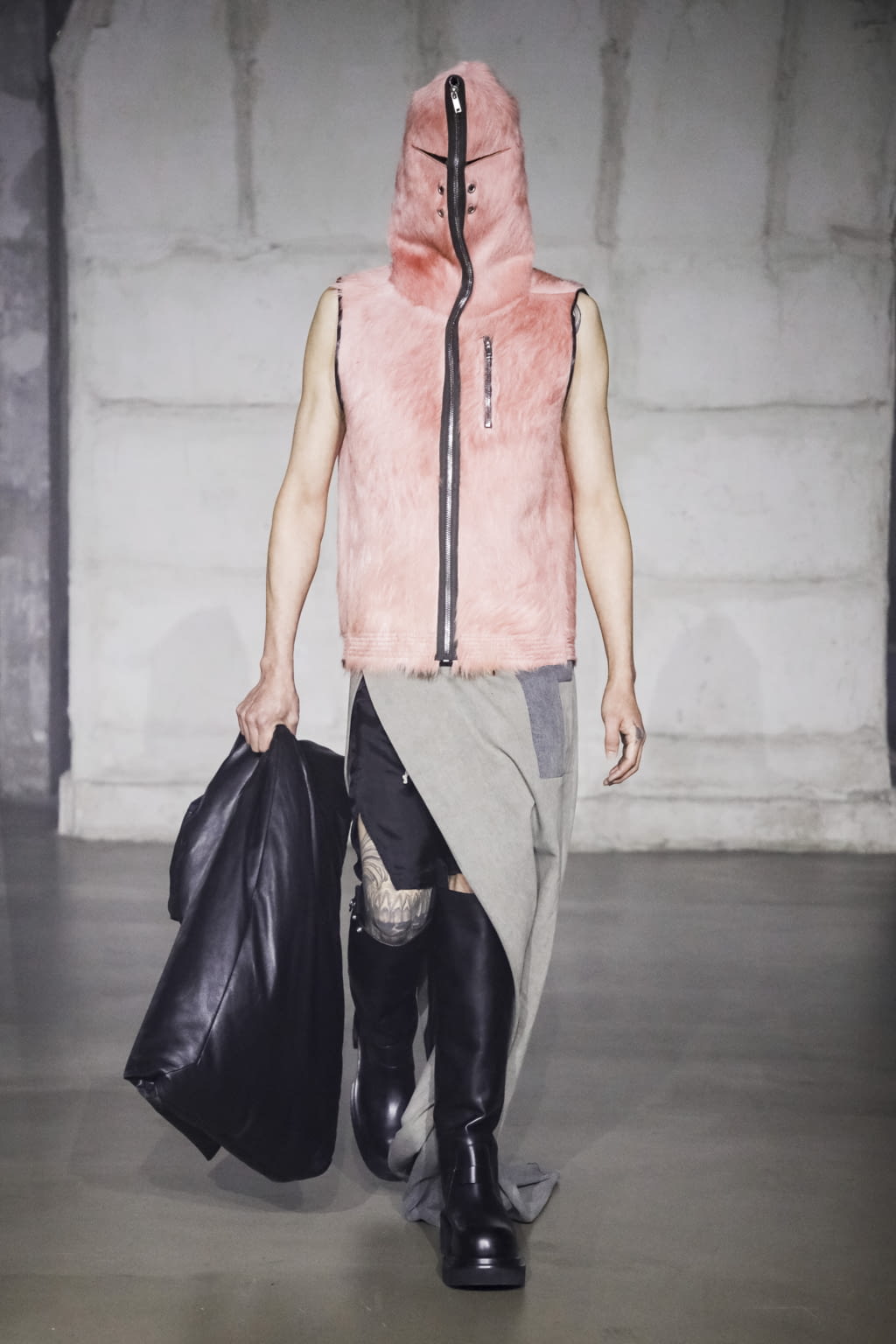 Fashion Week Paris Fall/Winter 2022 look 10 from the Rick Owens collection menswear