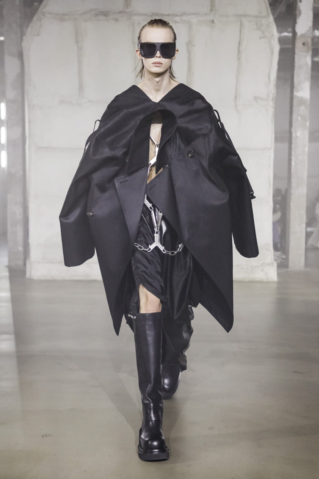 Fashion Week Paris Fall/Winter 2022 look 11 de la collection Rick Owens menswear