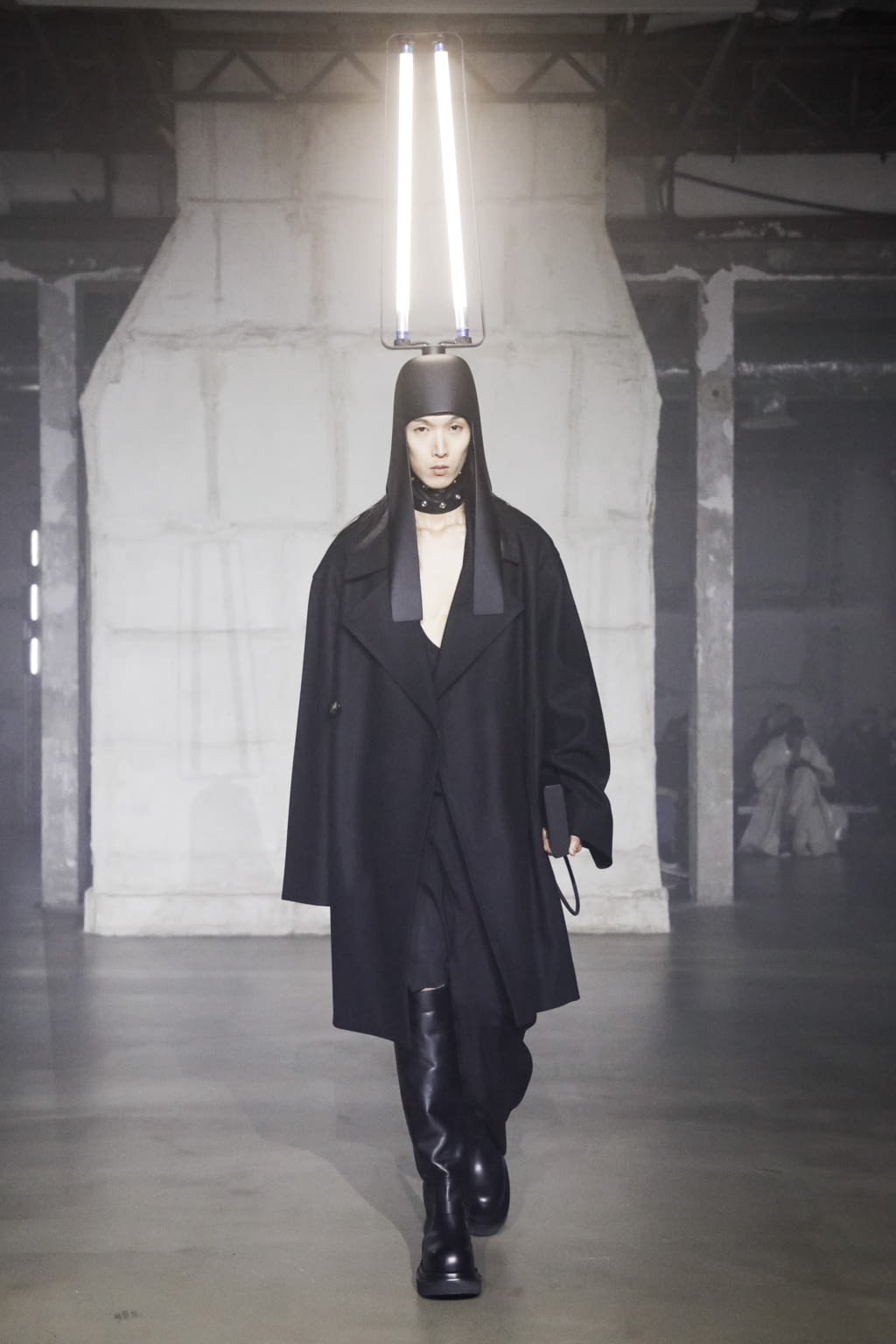 Fashion Week Paris Fall/Winter 2022 look 13 de la collection Rick Owens menswear