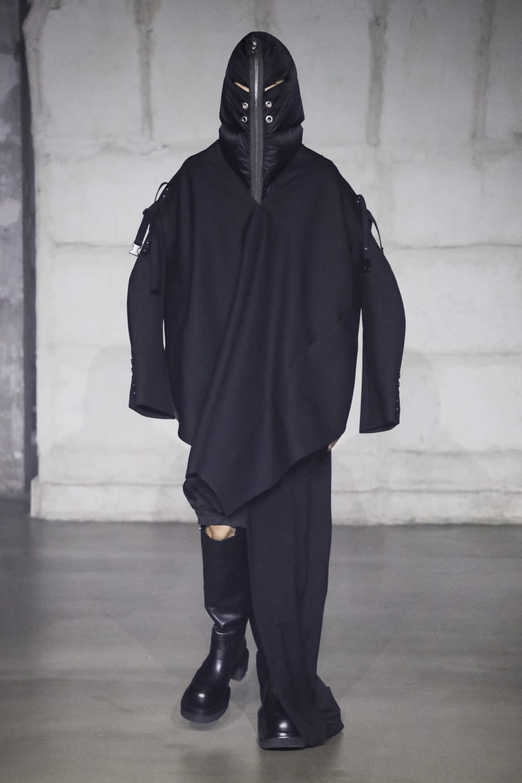 Fashion Week Paris Fall/Winter 2022 look 14 from the Rick Owens collection 男装