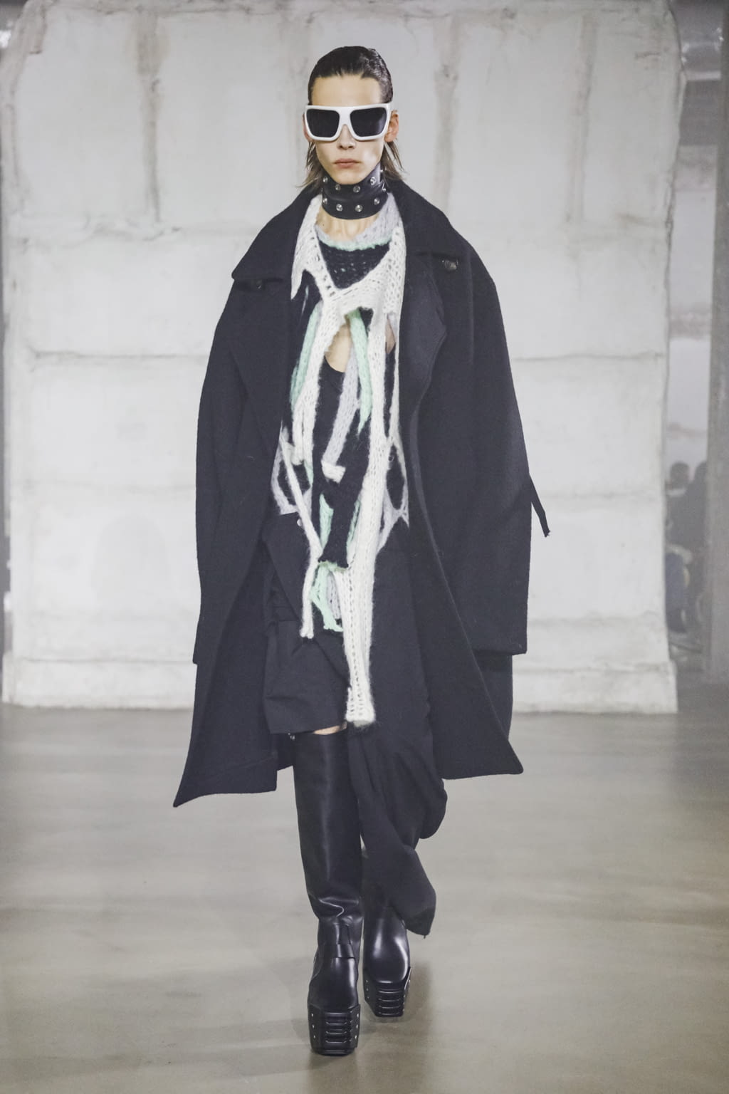 Fashion Week Paris Fall/Winter 2022 look 15 from the Rick Owens collection menswear