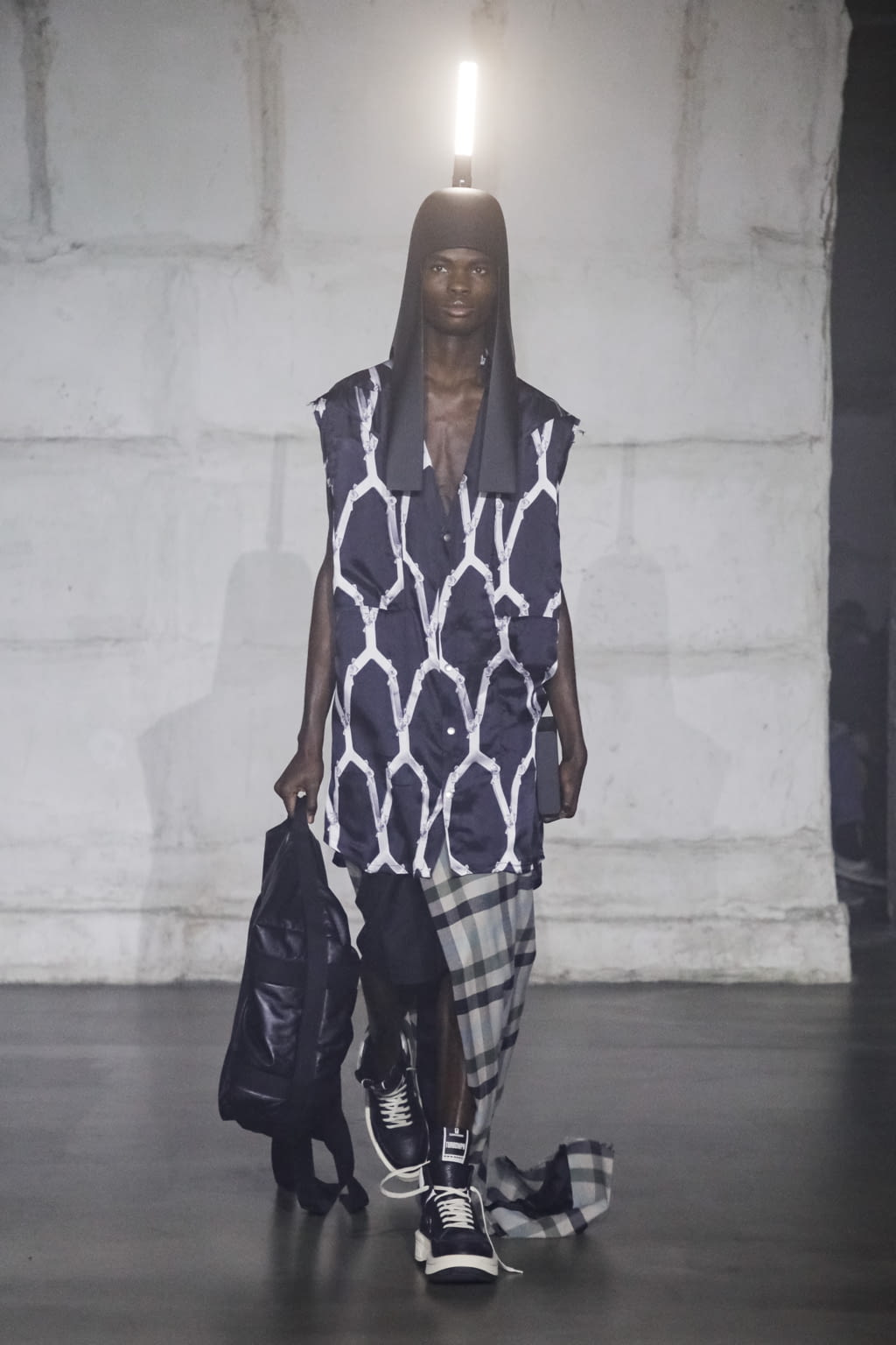 Fashion Week Paris Fall/Winter 2022 look 17 from the Rick Owens collection menswear