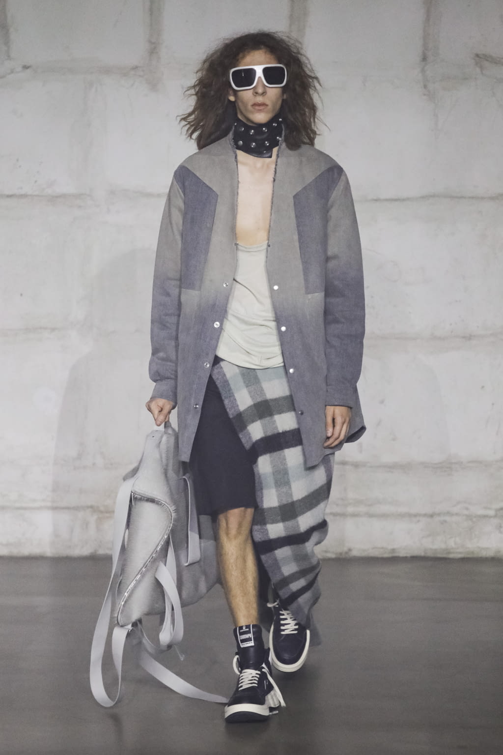 Fashion Week Paris Fall/Winter 2022 look 18 de la collection Rick Owens menswear