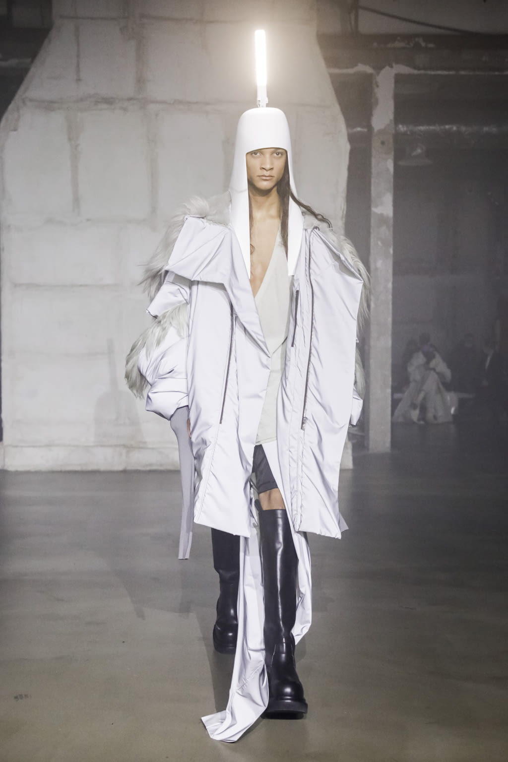 Fashion Week Paris Fall/Winter 2022 look 20 from the Rick Owens collection menswear