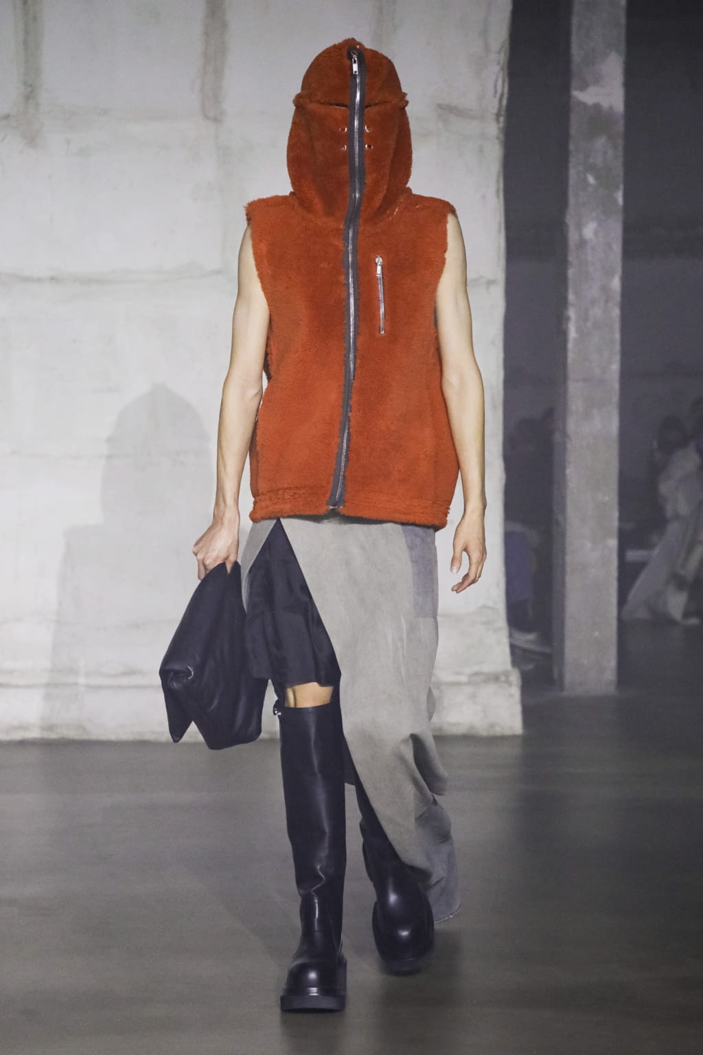 Fashion Week Paris Fall/Winter 2022 look 21 from the Rick Owens collection 男装
