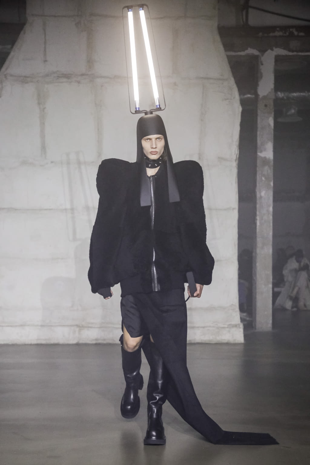 Fashion Week Paris Fall/Winter 2022 look 23 from the Rick Owens collection menswear