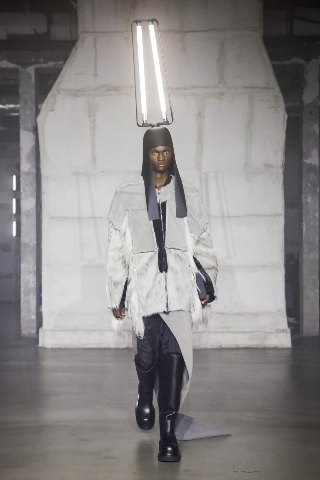 Fashion Week Paris Fall/Winter 2022 look 24 from the Rick Owens collection menswear