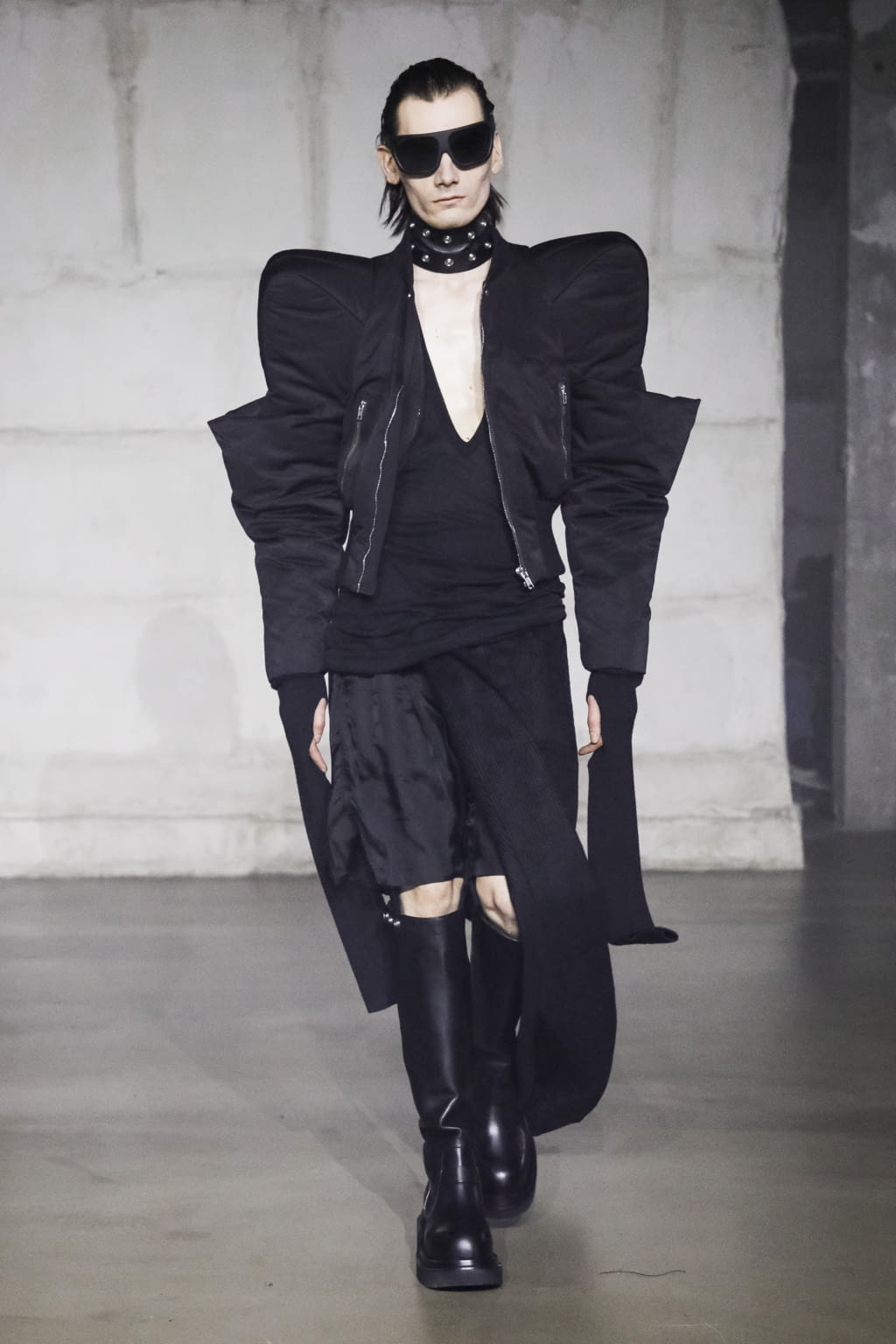 Fashion Week Paris Fall/Winter 2022 look 25 from the Rick Owens collection 男装