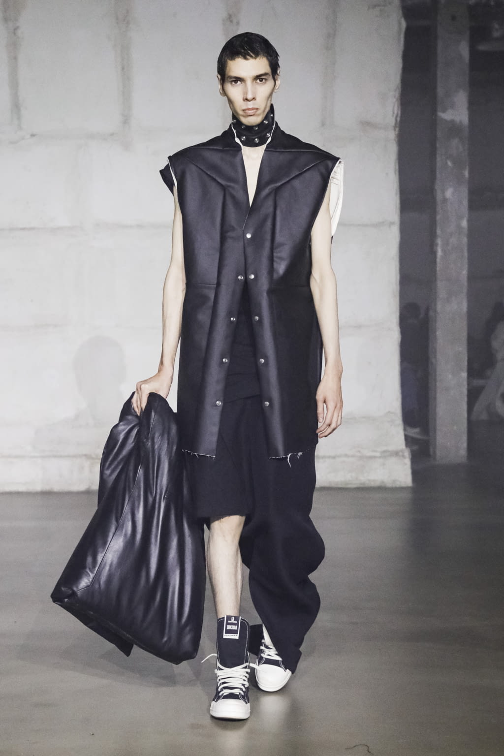 Fashion Week Paris Fall/Winter 2022 look 26 from the Rick Owens collection menswear