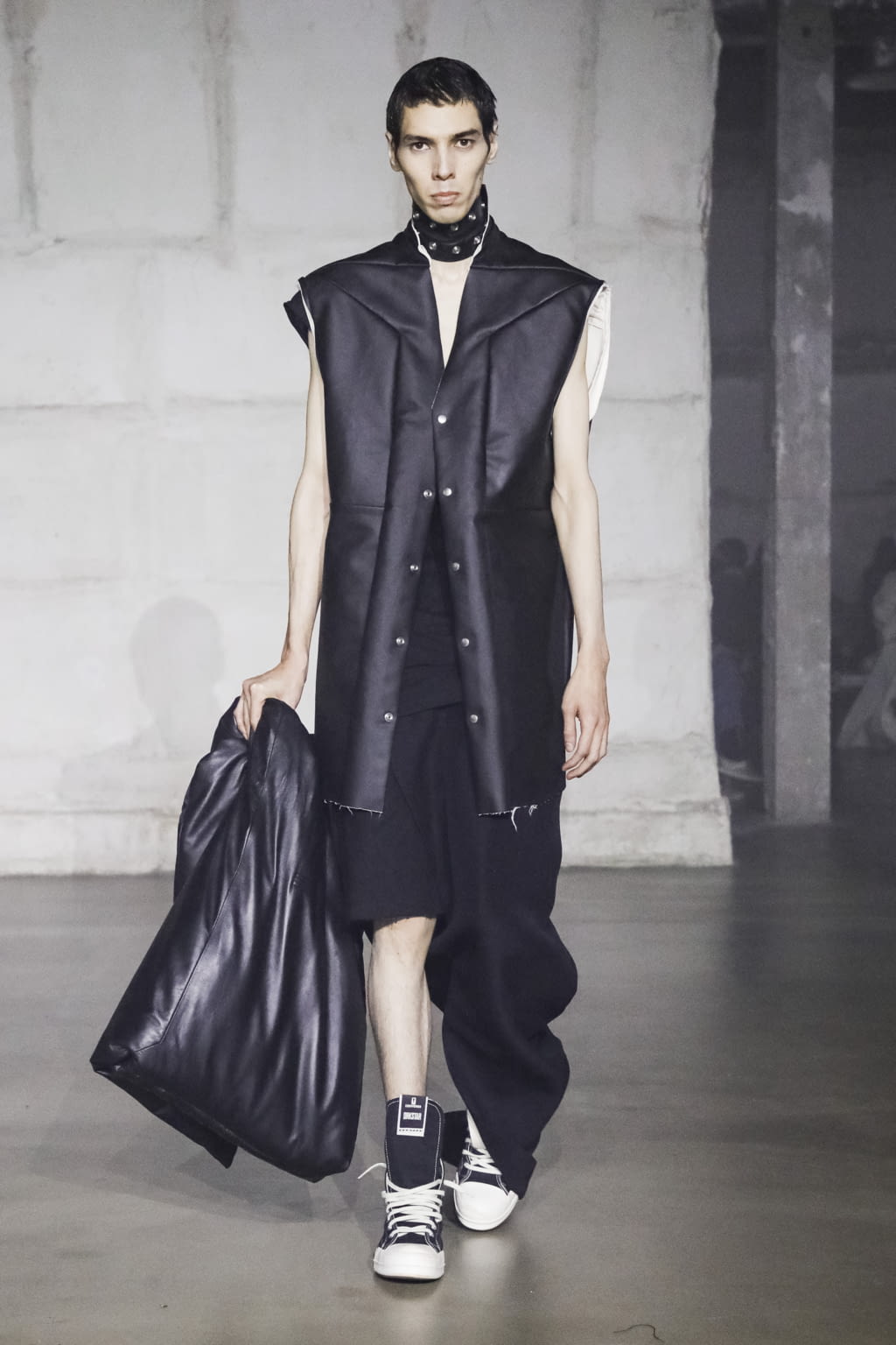 Fashion Week Paris Fall/Winter 2022 look 26 de la collection Rick Owens menswear