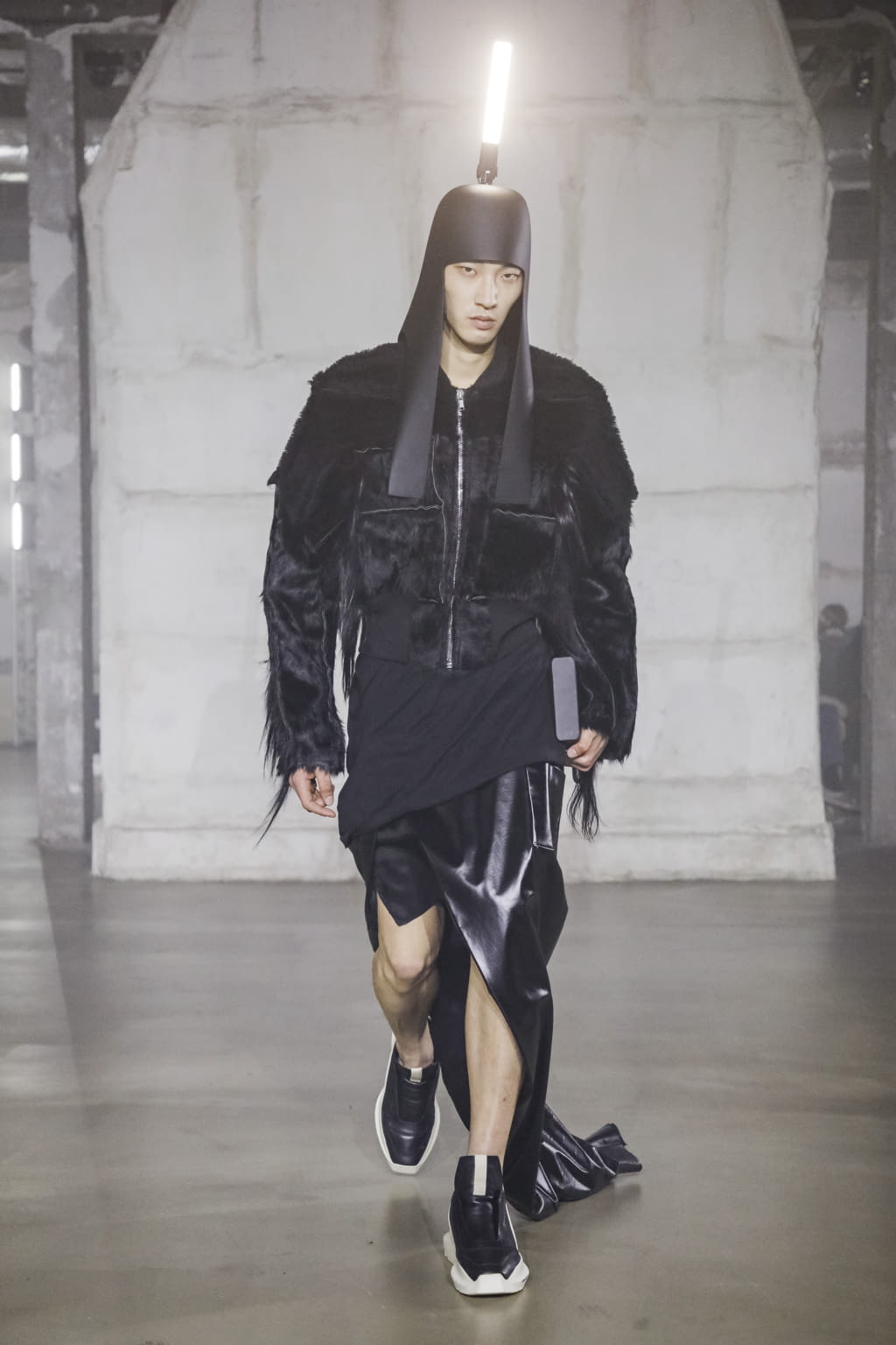 Fashion Week Paris Fall/Winter 2022 look 29 de la collection Rick Owens menswear