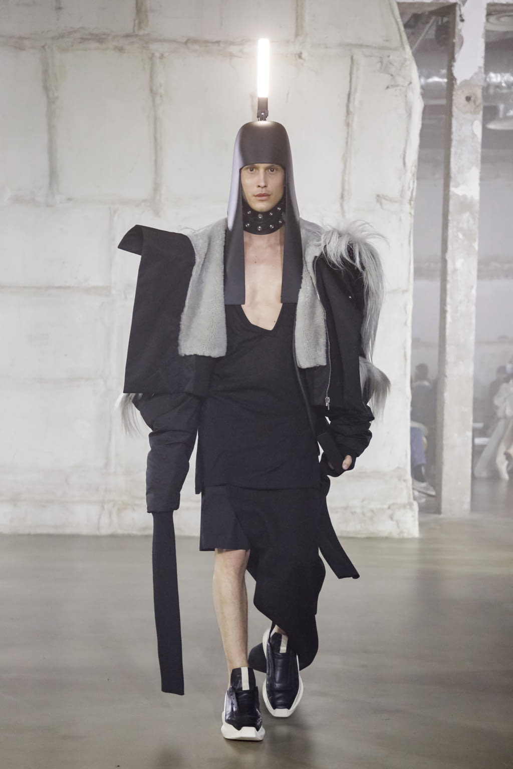 Fashion Week Paris Fall/Winter 2022 look 30 from the Rick Owens collection menswear