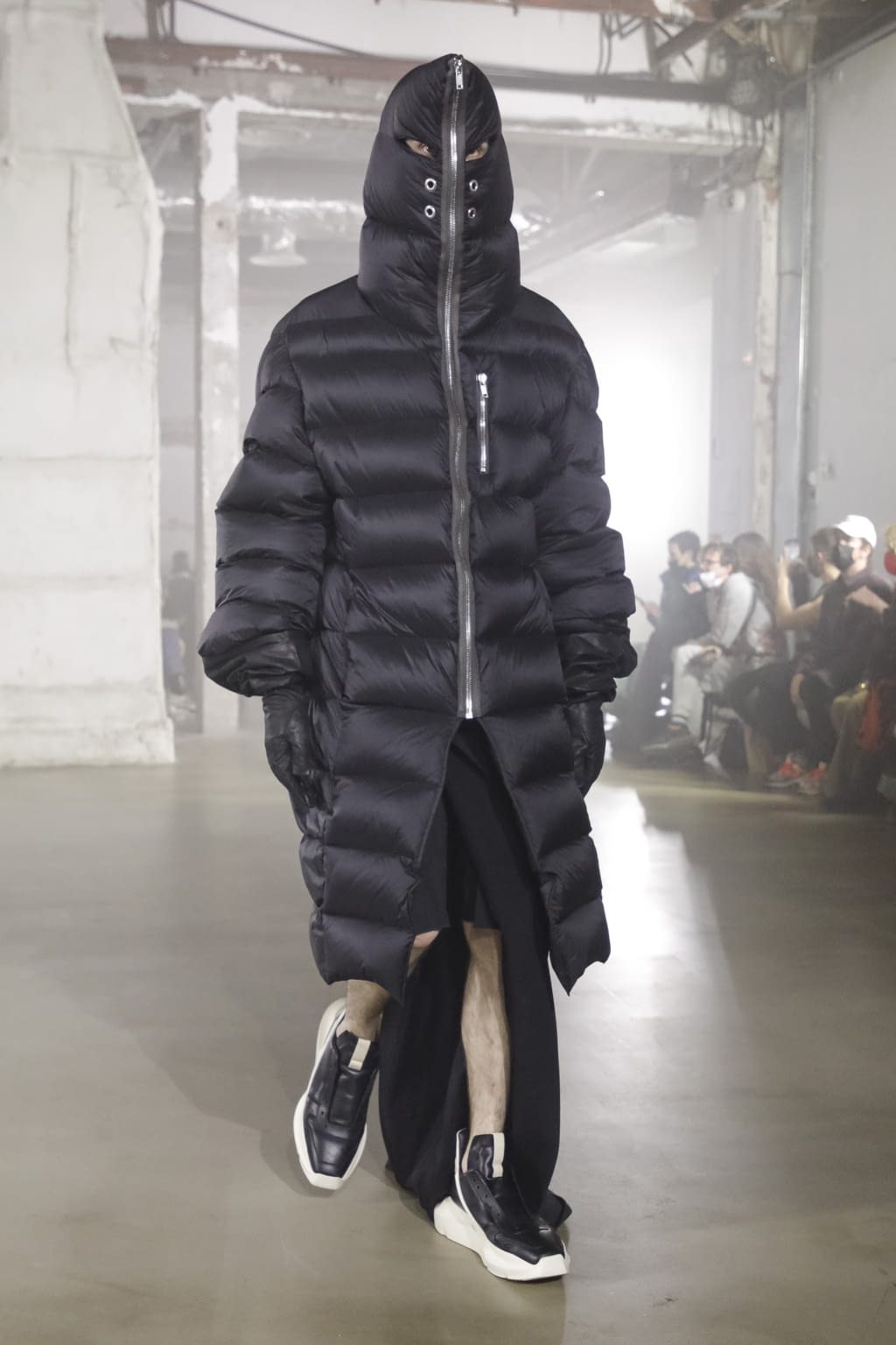 Fashion Week Paris Fall/Winter 2022 look 32 from the Rick Owens collection menswear