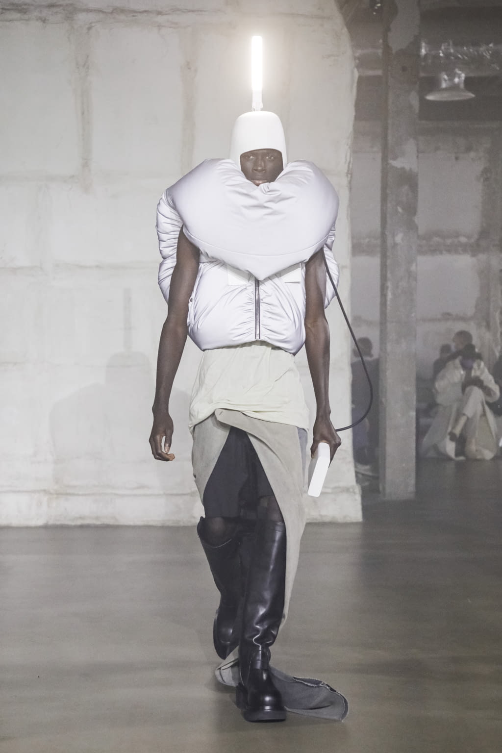 Fashion Week Paris Fall/Winter 2022 look 33 from the Rick Owens collection menswear