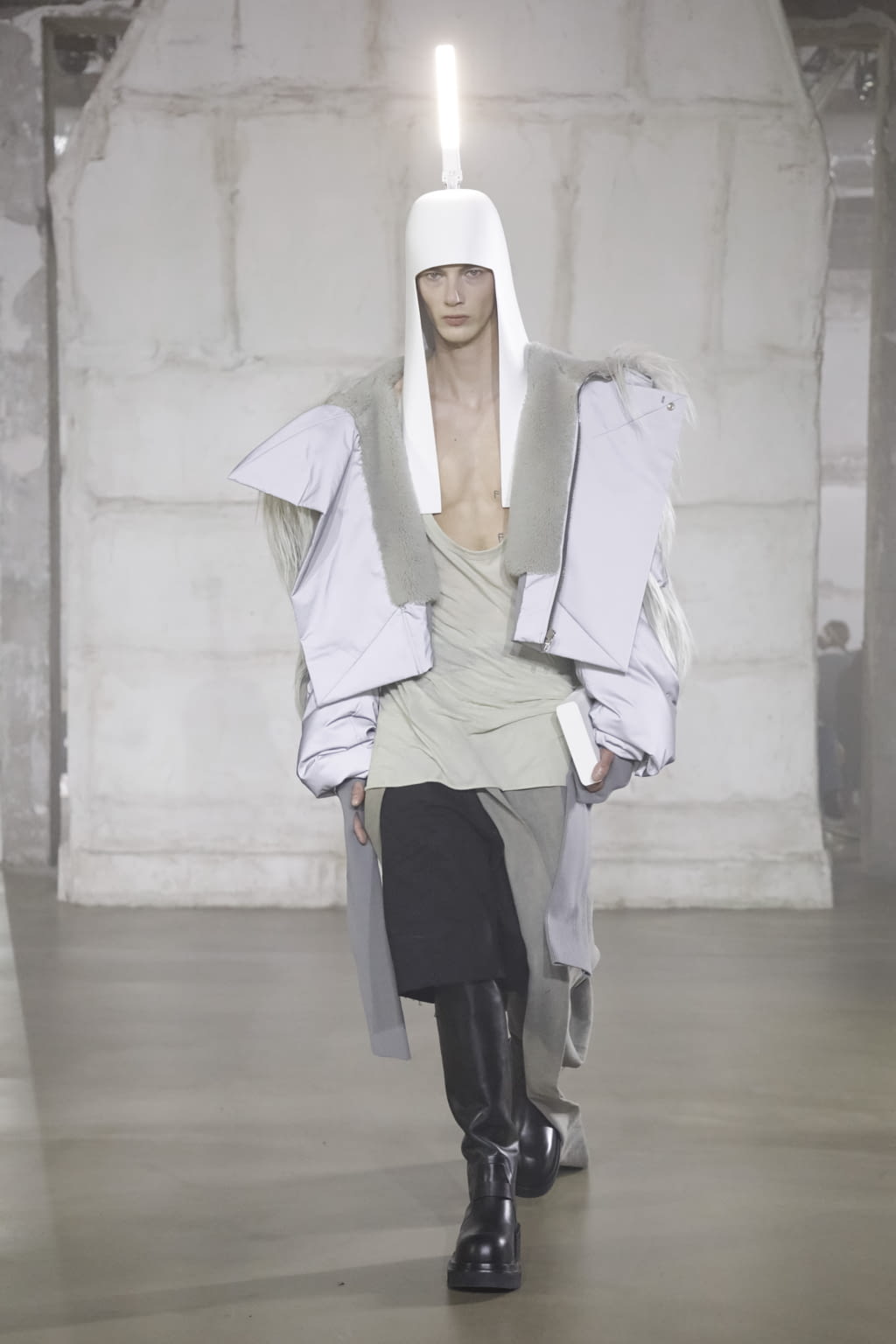 Fashion Week Paris Fall/Winter 2022 look 34 from the Rick Owens collection menswear