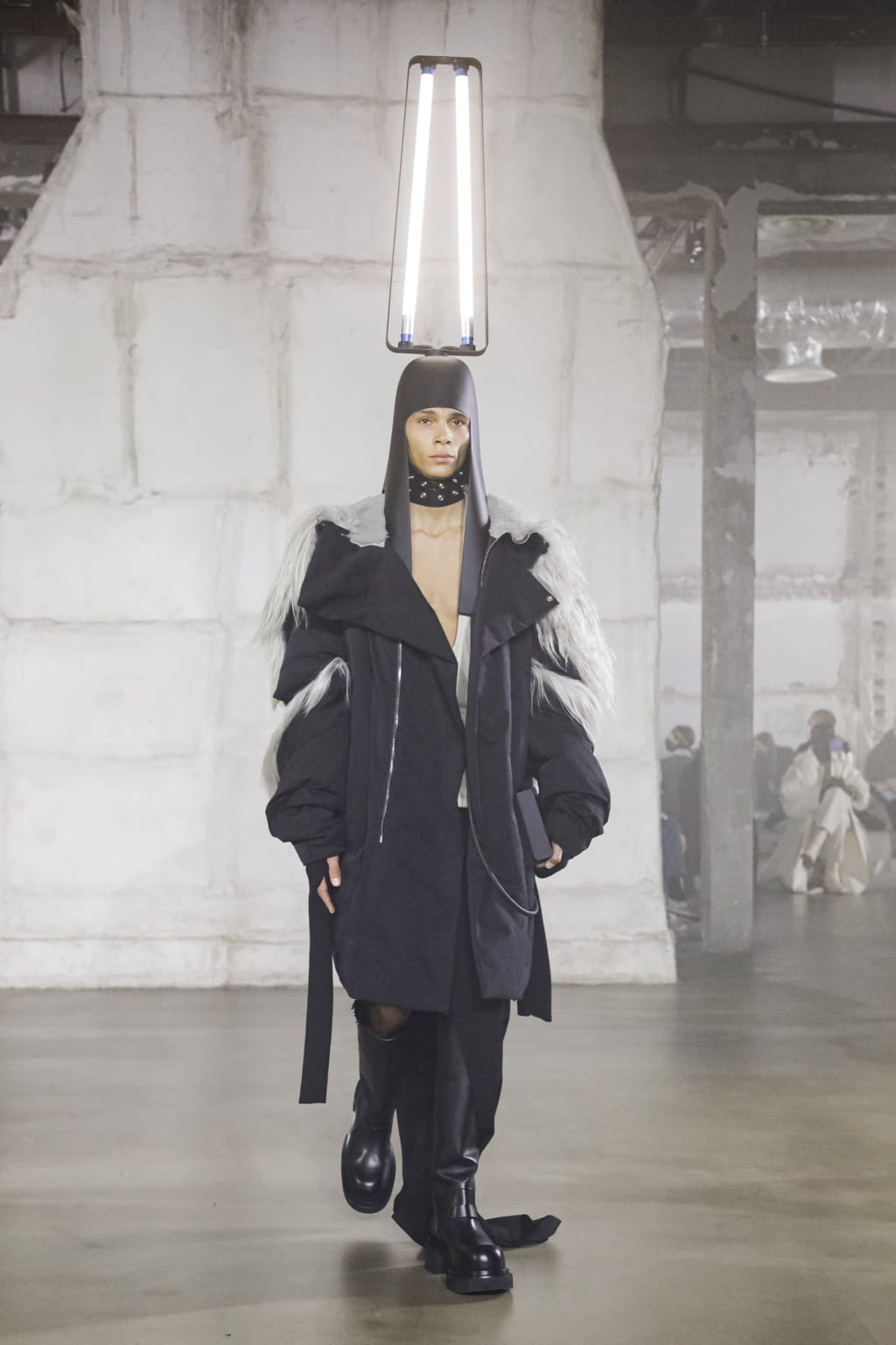 Fashion Week Paris Fall/Winter 2022 look 35 from the Rick Owens collection menswear
