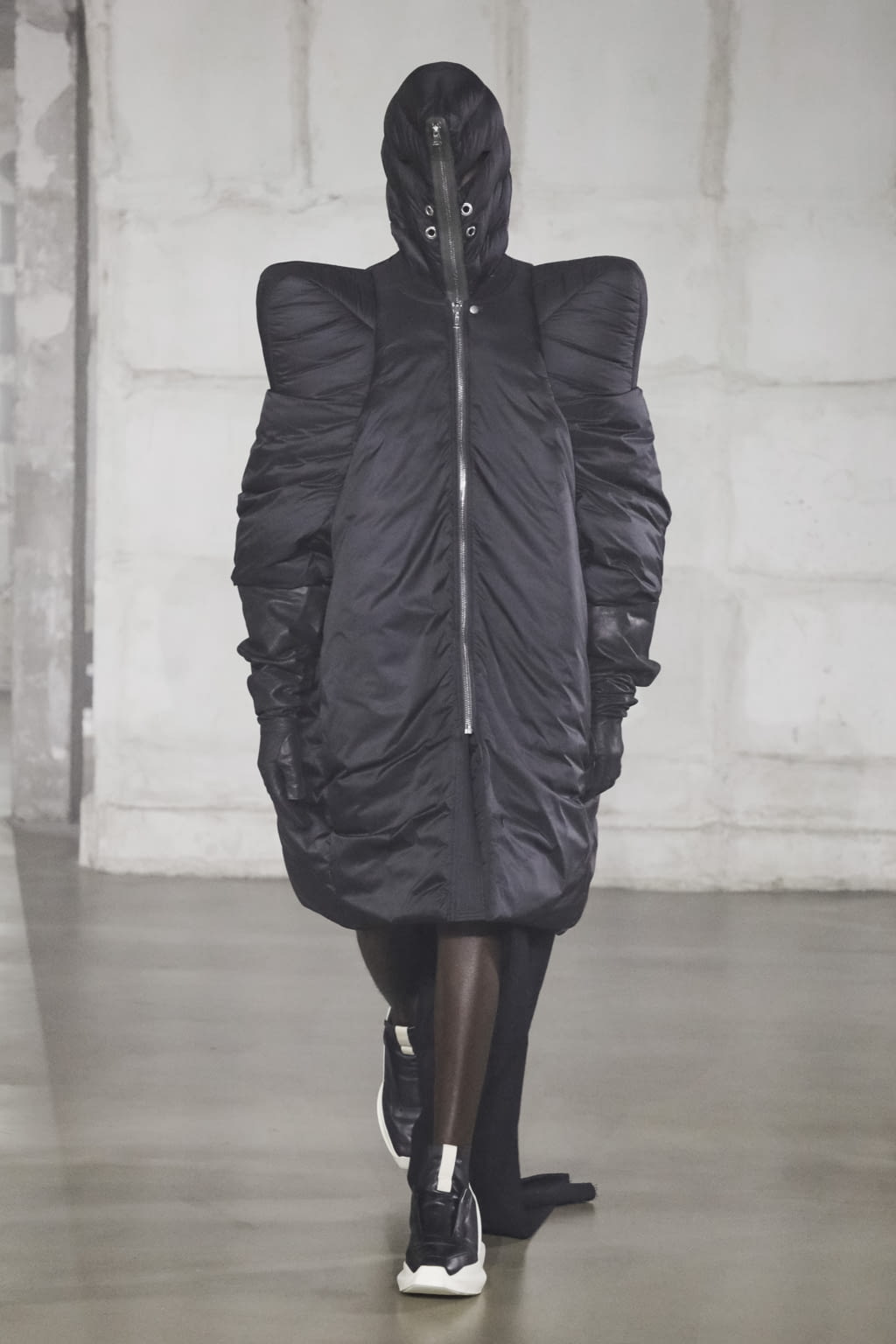 Fashion Week Paris Fall/Winter 2022 look 36 from the Rick Owens collection menswear