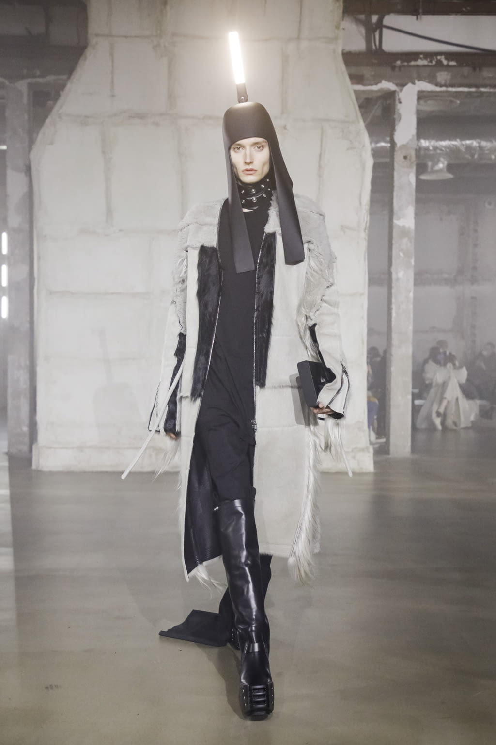 Fashion Week Paris Fall/Winter 2022 look 40 from the Rick Owens collection menswear