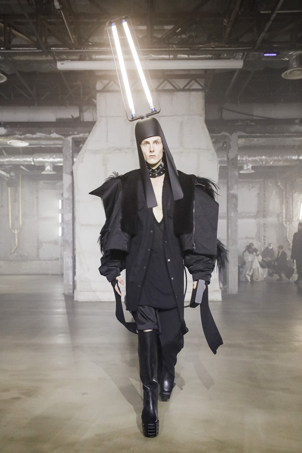 Fashion Week Paris Fall/Winter 2022 look 42 from the Rick Owens collection menswear
