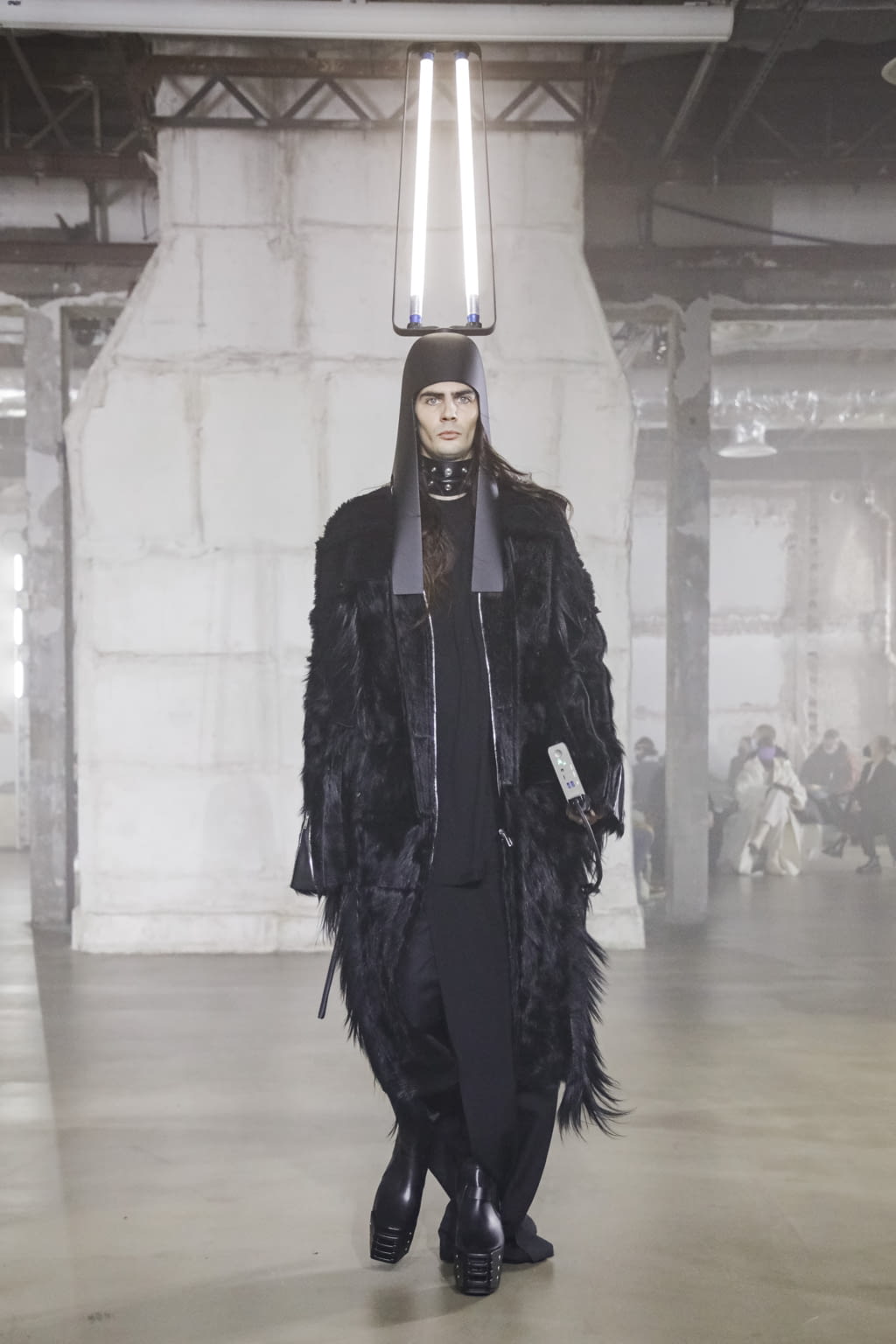 Fashion Week Paris Fall/Winter 2022 look 44 from the Rick Owens collection menswear