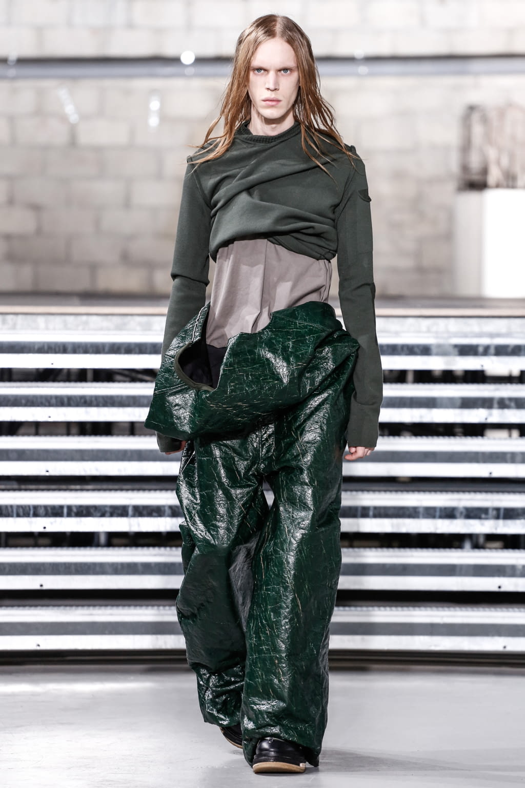Fashion Week Paris Fall/Winter 2017 look 6 de la collection Rick Owens menswear