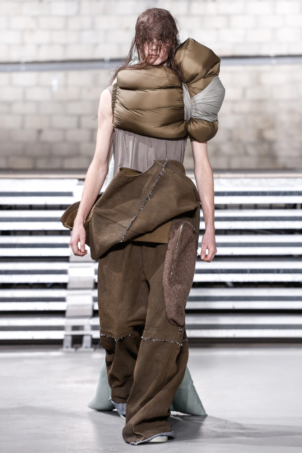 Fashion Week Paris Fall/Winter 2017 look 11 from the Rick Owens collection 男装