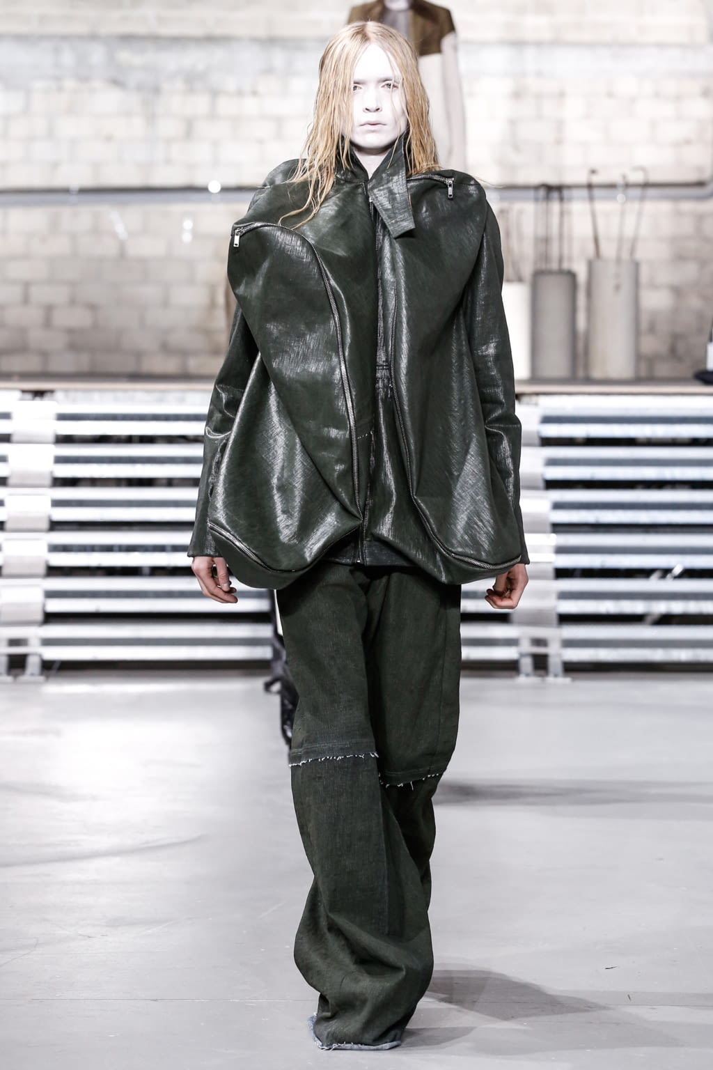 Fashion Week Paris Fall/Winter 2017 look 17 from the Rick Owens collection menswear