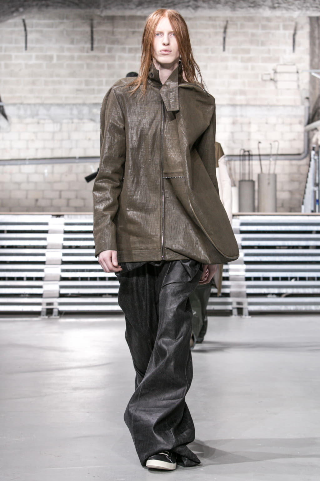 Fashion Week Paris Fall/Winter 2017 look 18 from the Rick Owens collection 男装