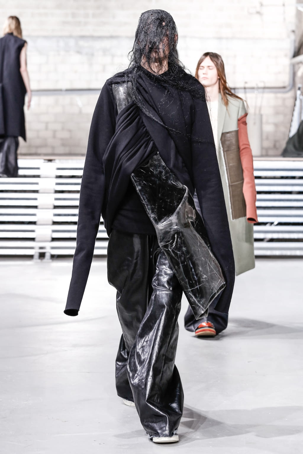 Fashion Week Paris Fall/Winter 2017 look 19 from the Rick Owens collection 男装
