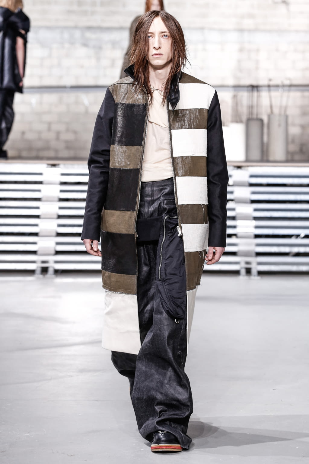 Fashion Week Paris Fall/Winter 2017 look 27 from the Rick Owens collection 男装