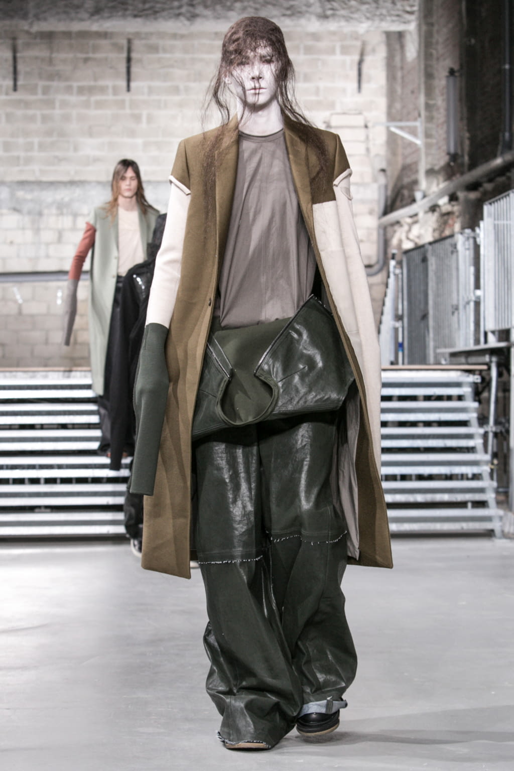 Fashion Week Paris Fall/Winter 2017 look 29 from the Rick Owens collection 男装