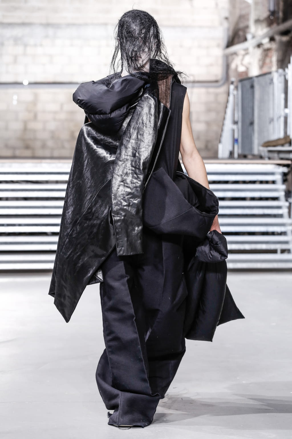 Fashion Week Paris Fall/Winter 2017 look 36 from the Rick Owens collection 男装