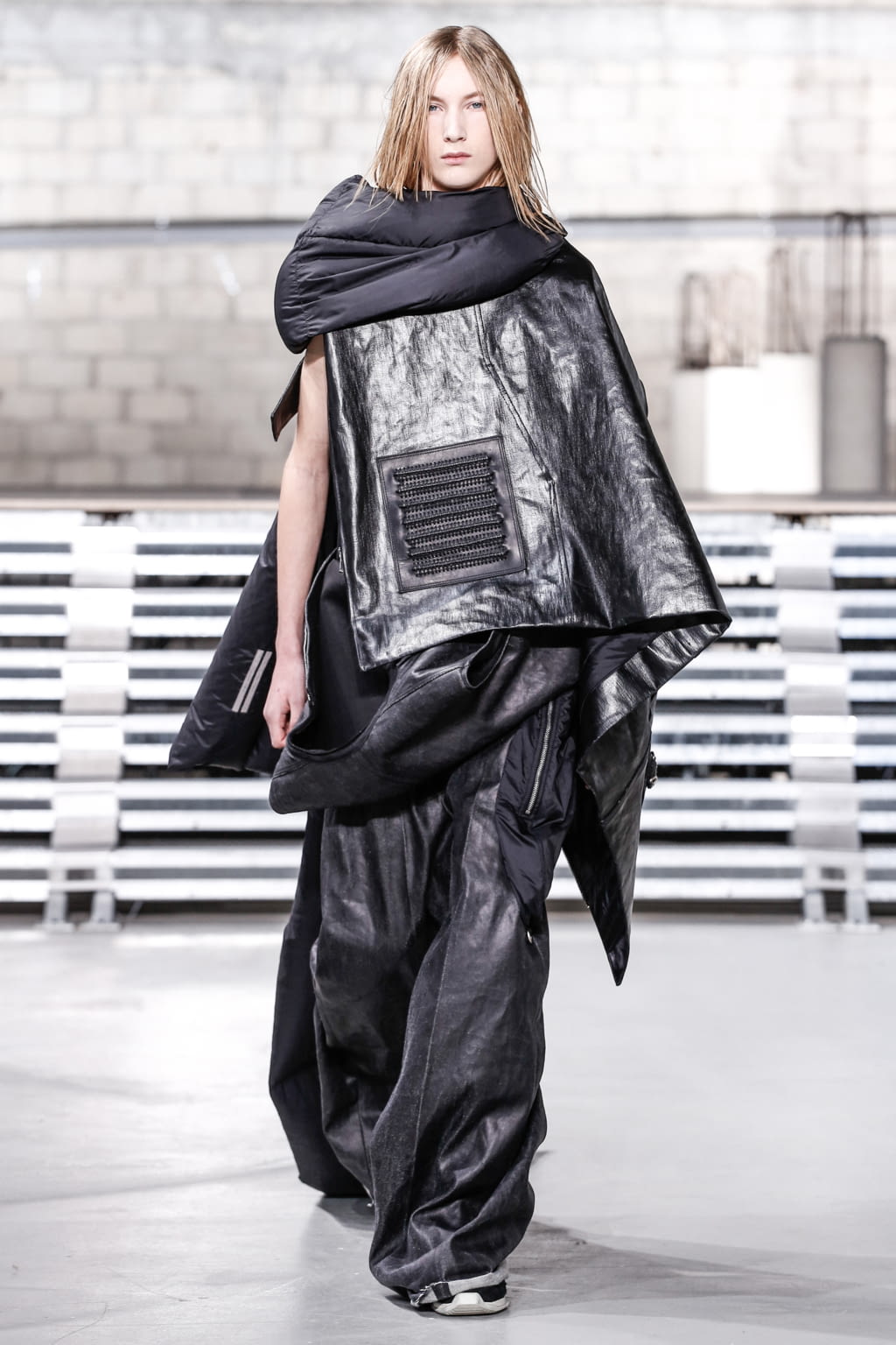 Fashion Week Paris Fall/Winter 2017 look 39 from the Rick Owens collection 男装