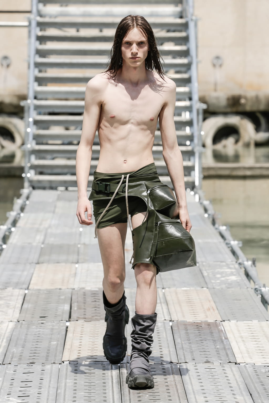 Fashion Week Paris Spring/Summer 2018 look 1 from the Rick Owens collection 男装