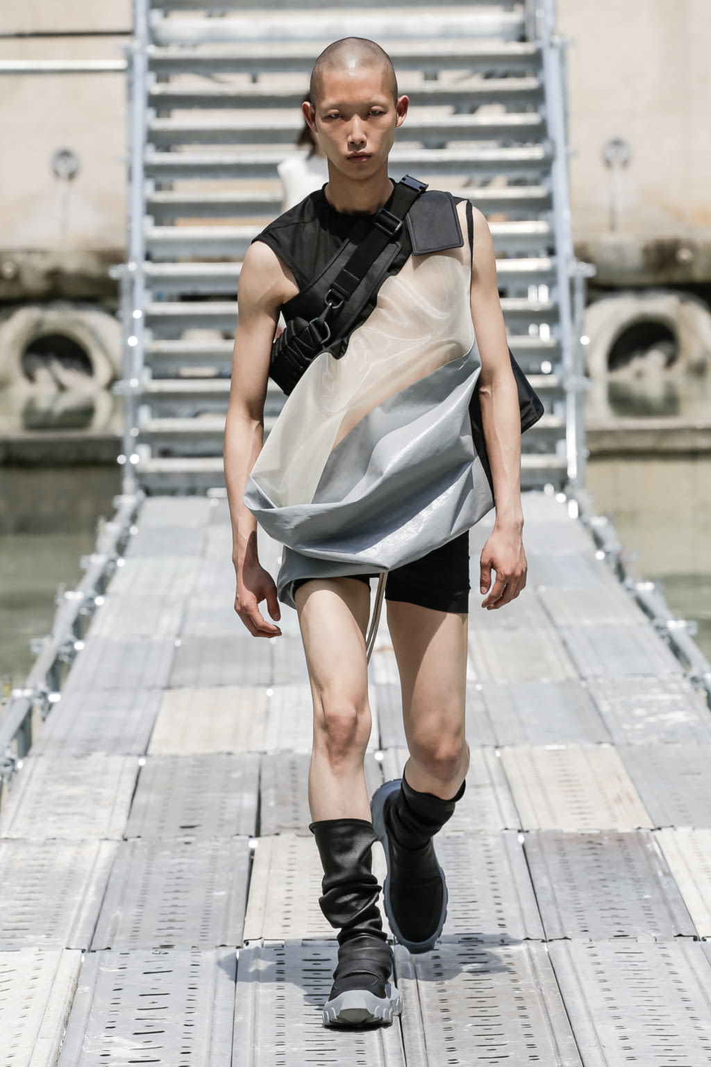 Fashion Week Paris Spring/Summer 2018 look 2 from the Rick Owens collection menswear