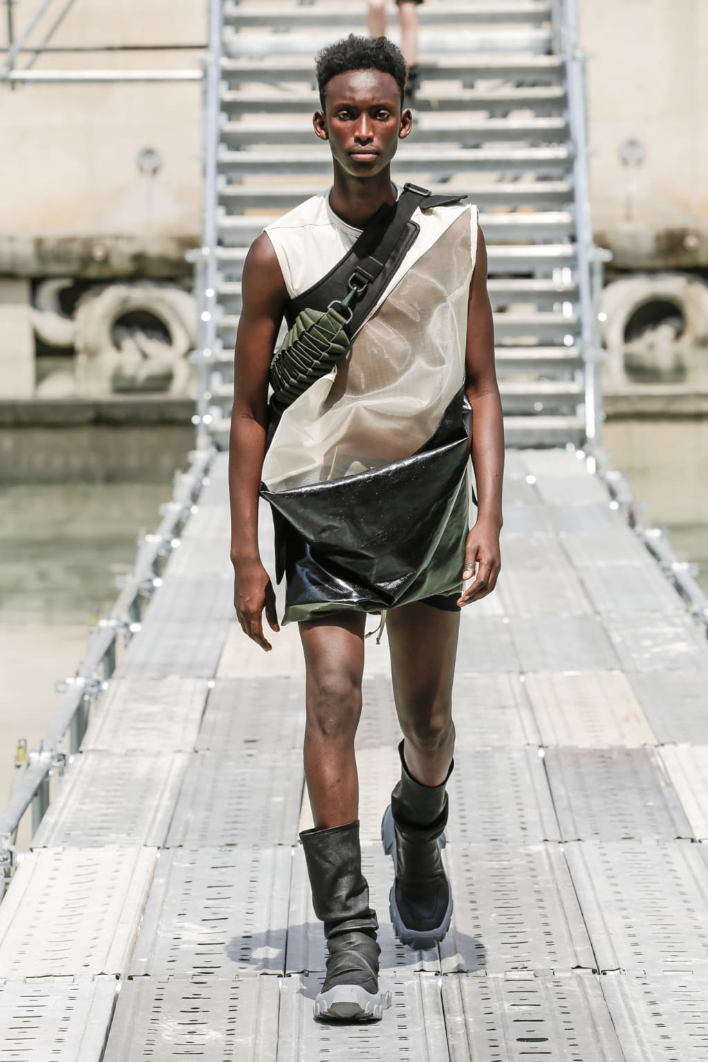Fashion Week Paris Spring/Summer 2018 look 4 de la collection Rick Owens menswear