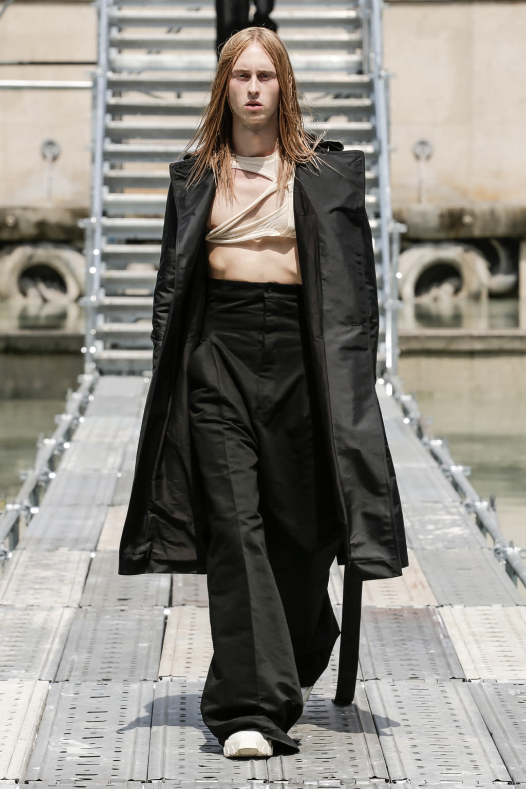 Fashion Week Paris Spring/Summer 2018 look 14 from the Rick Owens collection menswear