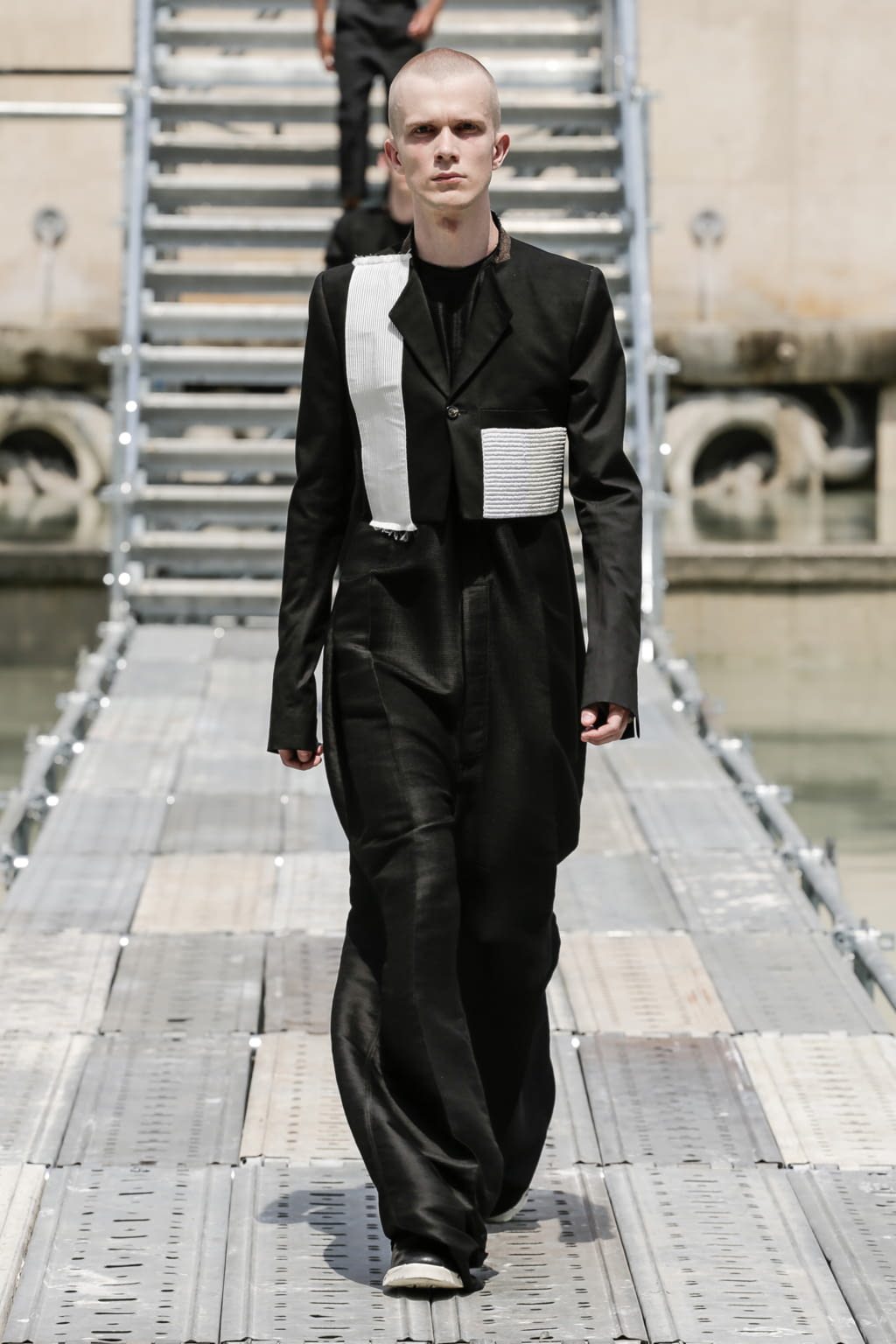Fashion Week Paris Spring/Summer 2018 look 15 de la collection Rick Owens menswear