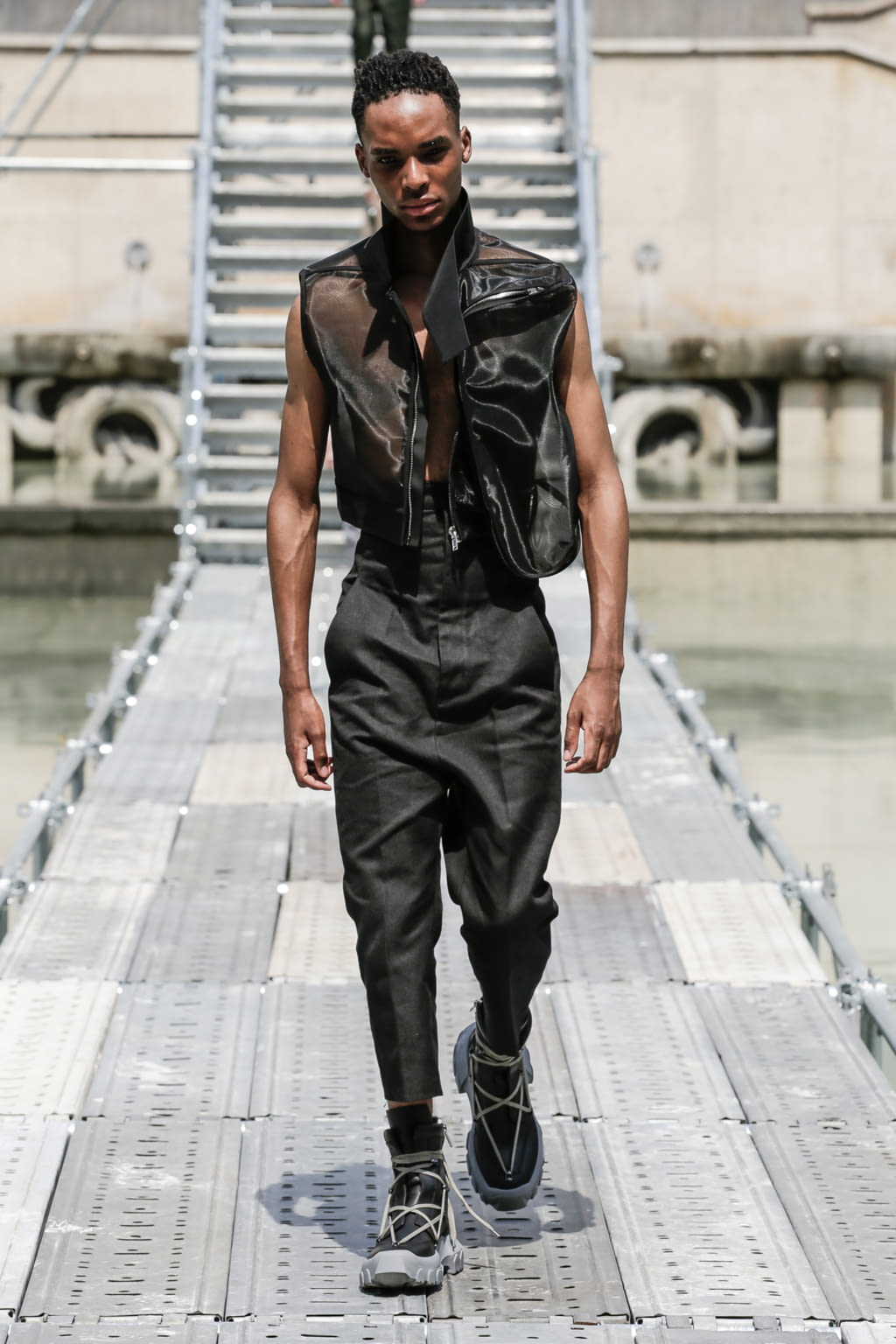 Fashion Week Paris Spring/Summer 2018 look 17 from the Rick Owens collection menswear