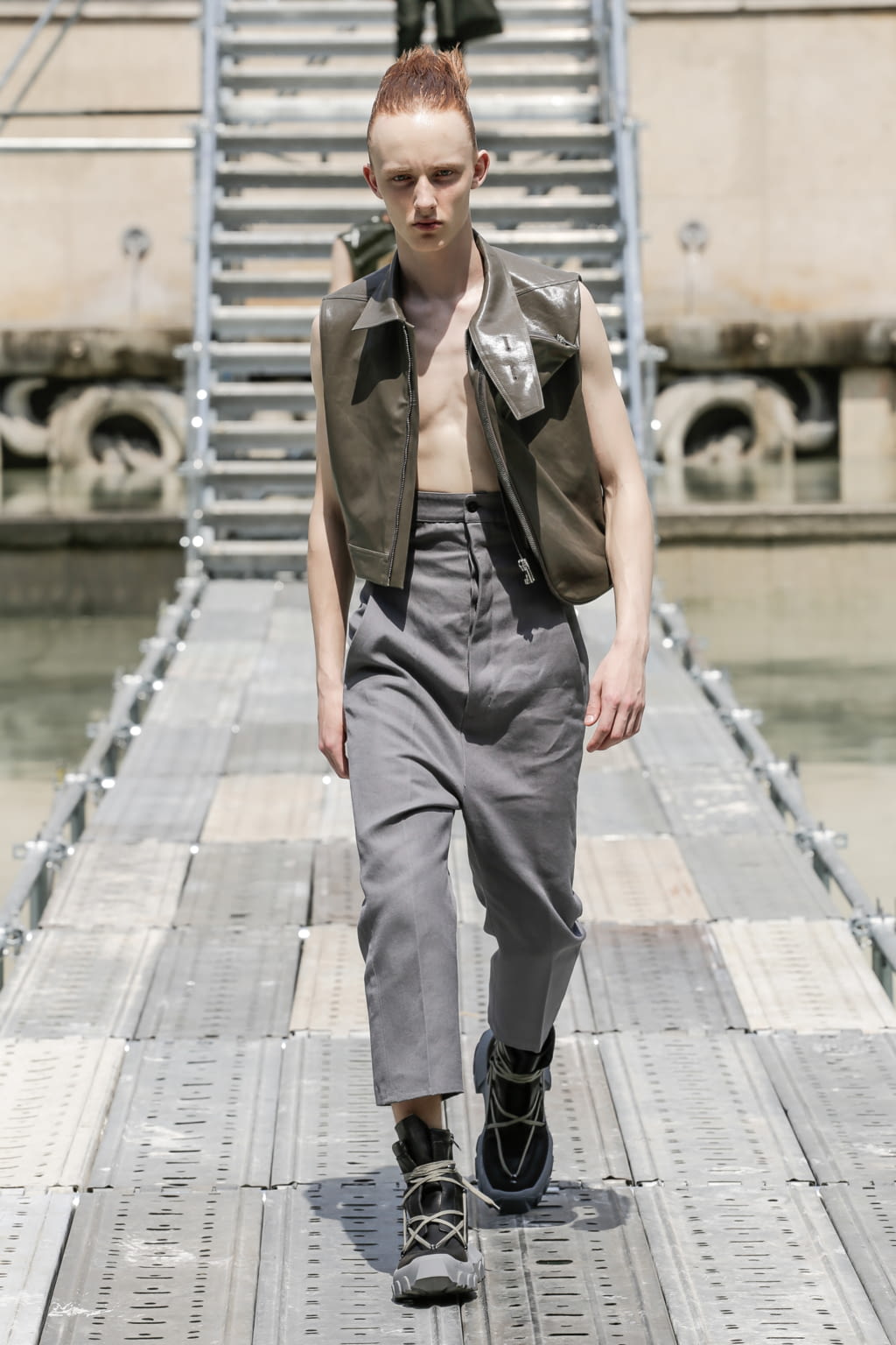 Fashion Week Paris Spring/Summer 2018 look 18 from the Rick Owens collection menswear