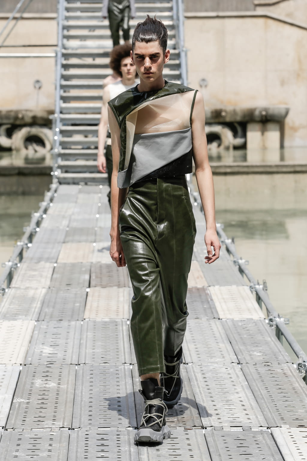 Fashion Week Paris Spring/Summer 2018 look 19 from the Rick Owens collection 男装