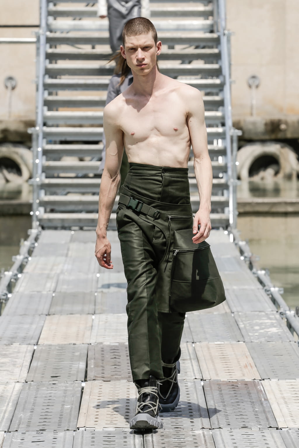 Fashion Week Paris Spring/Summer 2018 look 21 from the Rick Owens collection menswear
