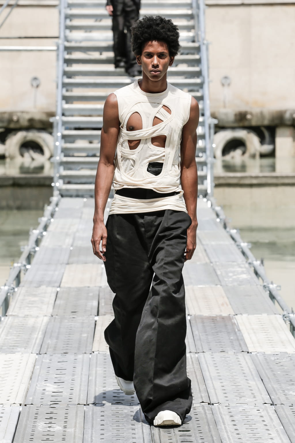 Fashion Week Paris Spring/Summer 2018 look 32 from the Rick Owens collection 男装