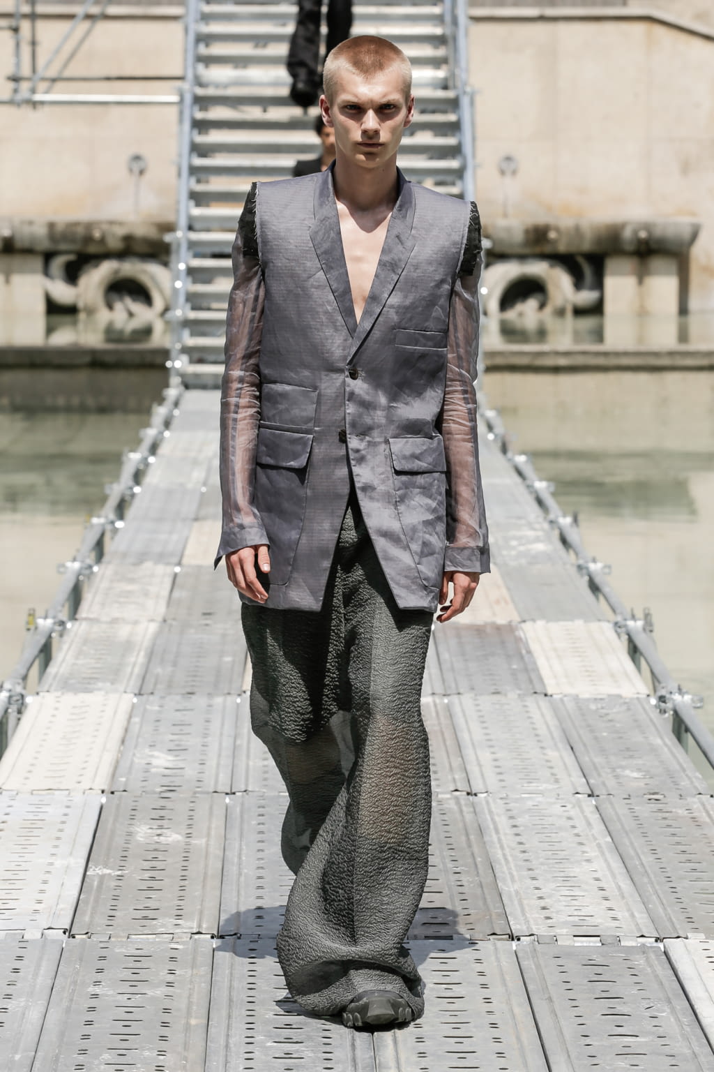 Fashion Week Paris Spring/Summer 2018 look 37 from the Rick Owens collection 男装