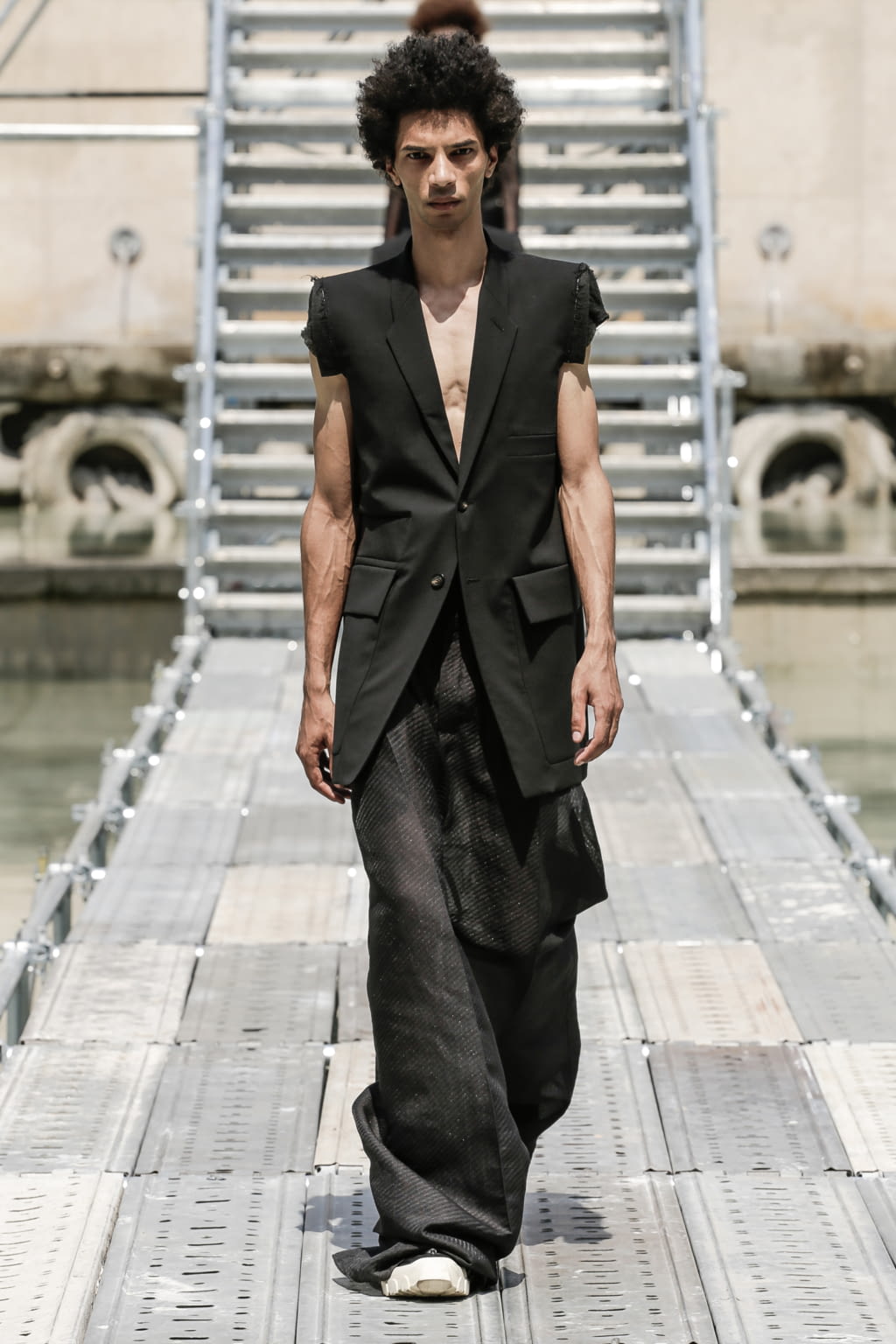Fashion Week Paris Spring/Summer 2018 look 38 from the Rick Owens collection menswear