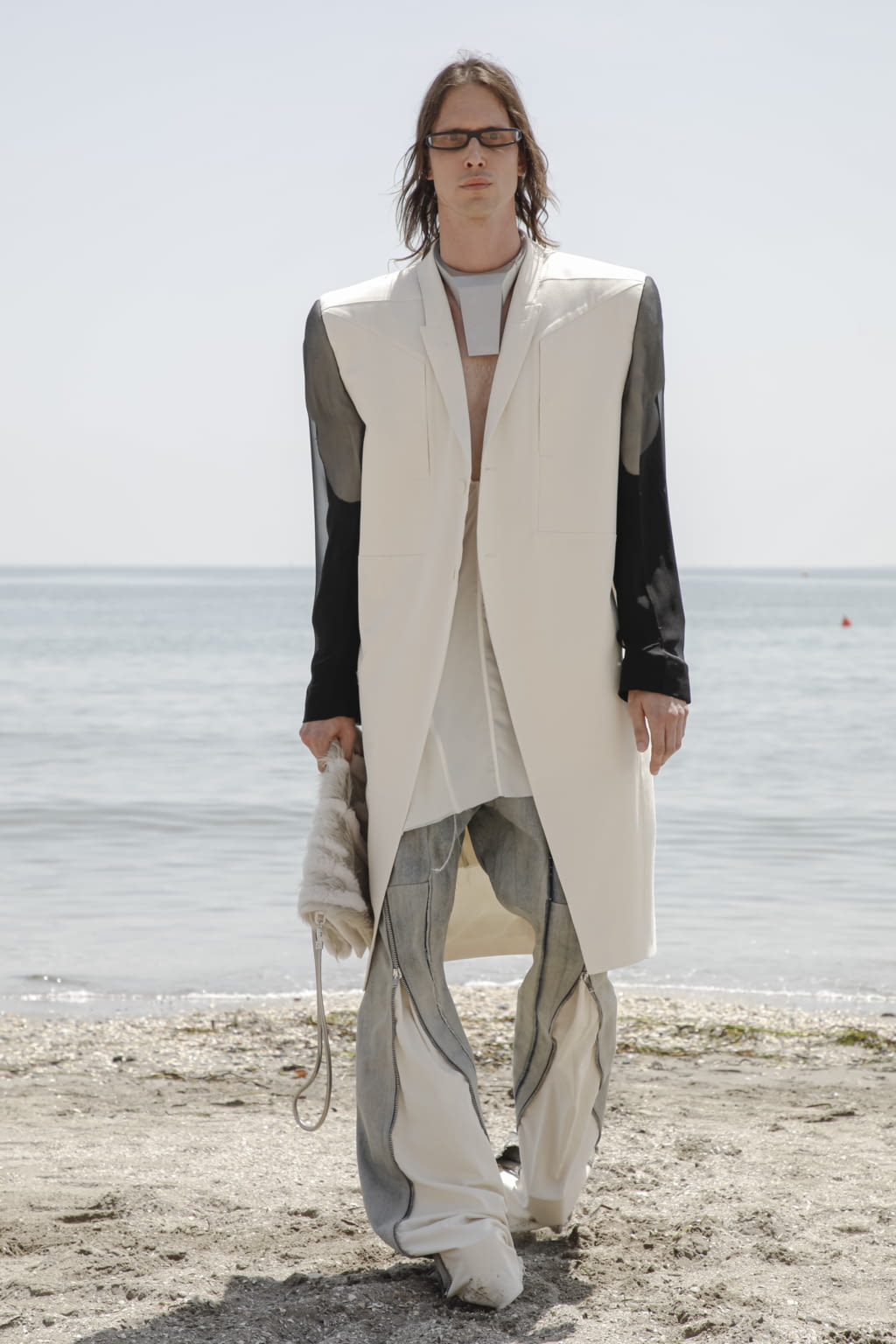 Fashion Week Paris Spring/Summer 2022 look 13 from the Rick Owens collection 男装