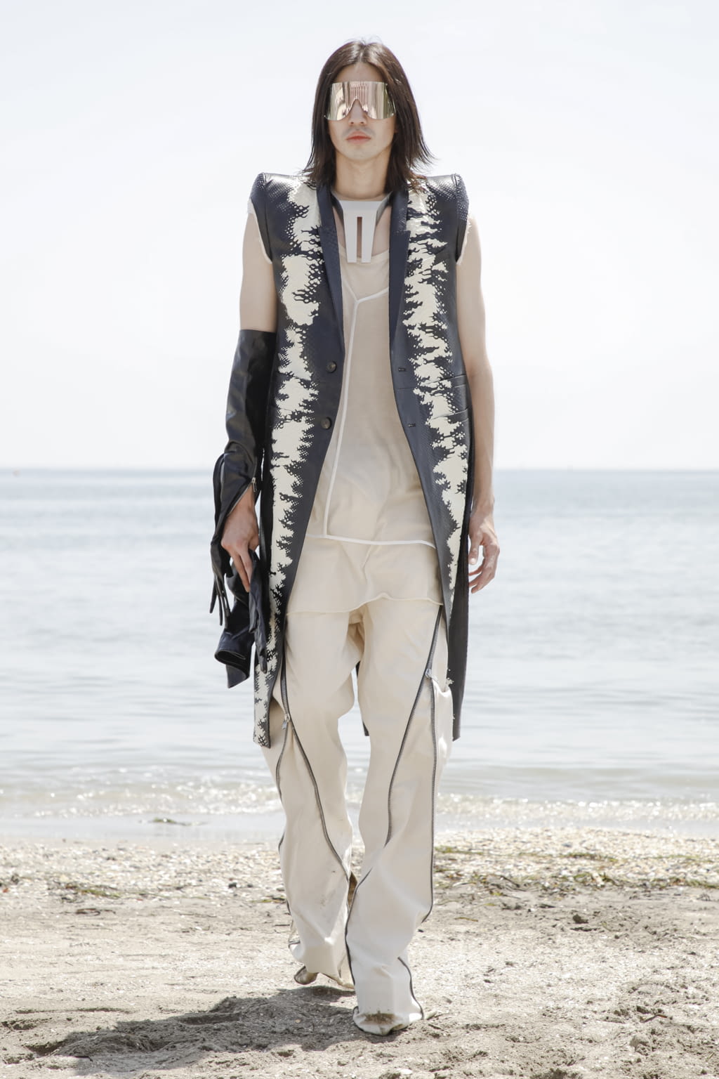 Fashion Week Paris Spring/Summer 2022 look 16 from the Rick Owens collection 男装